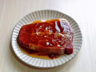 4、黑胡椒意大利面,待牛排融化后加入生抽，料酒，蚝油，涂抹均匀。