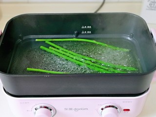 6、黑胡椒意大利面,利用这时间将芦笋焯水，锅中加入适量水烧开。水开后下芦笋，保持大火再次烧开立即捞出。