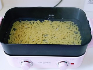 7、黑胡椒意大利面,另起锅烧开水，煮螺旋面，水开后下螺旋面，大约煮了3分钟，煮熟捞出淋干水分装盘。