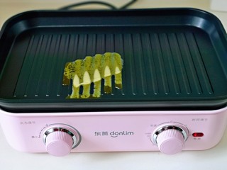 8、黑胡椒意大利面,煎盘上加入黄油加热至融化。