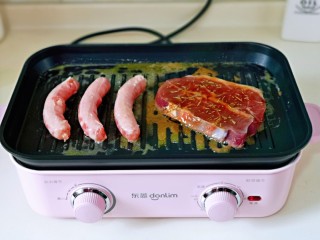 9、黑胡椒意大利面,黄油融化后加入腌制好的牛排，香肠。