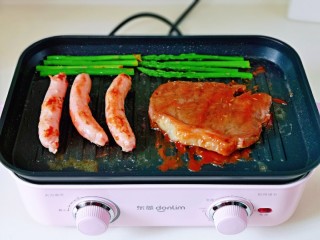 11、黑胡椒意大利面,再把焯水的芦笋放入煎盘中，撒上黑胡椒粉，我牛排煎了8分熟。