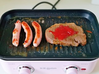 10、黑胡椒意大利面,待牛排煎至自己喜欢的成熟口感时加入番茄酱，酱料也冷根据个人喜欢任意调换。