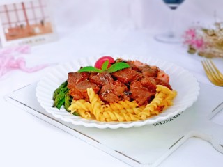 13、黑胡椒意大利面,芦笋，香肠一起摆盘，小番茄装饰在上面。