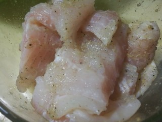 2、了不起的小番茄+番茄杂蔬龙利鱼,龙利鱼柳提前化冰，洗净，用厨房纸吸去水分，撒上椒盐、胡椒、香草粉(椒盐、香草粉中已有盐，所以就不另外加盐了)，搅拌均匀，入冰箱，腌制半小时以上。