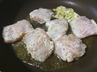 8、了不起的小番茄+番茄杂蔬龙利鱼,锅中热油至七成，爆香姜蒜，加入龙利鱼柳。