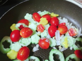 10、了不起的小番茄+番茄杂蔬龙利鱼,另起锅热油，爆香洋葱姜蒜，加入番茄、黄瓜、彩椒，快速翻炒