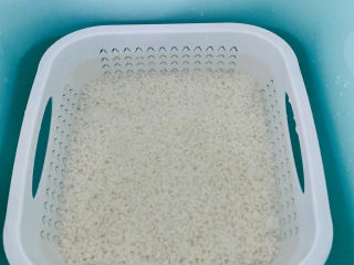 2、甄糕,糯米提前浸泡一夜。