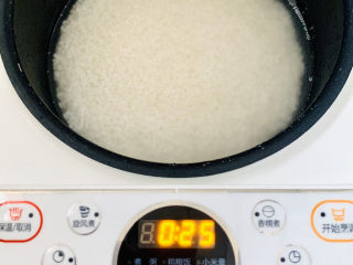 3、甄糕,电饭锅煮饭功能煮熟糯米。
