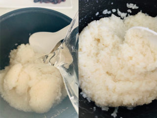 4、甄糕,煮熟的米饭，加入适量的温开水。搅拌成米粥的状态。