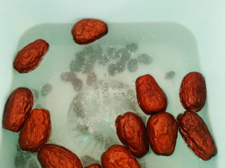 5、甄糕,大枣、葡萄干提前浸泡清洗干净。