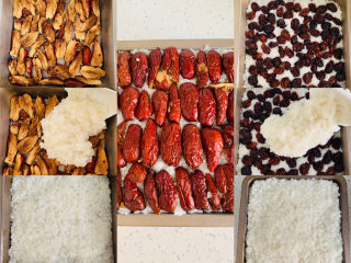 7、甄糕,第一层大枣平铺在八寸烤盘中，加入拌好的糯米饭，用勺子整理平整。在铺上葡萄干，在平铺一层糯米饭。再次用勺子整理平整。最上一层再次均匀的码放一层红枣。