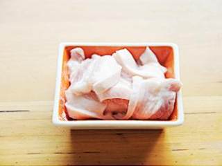 2、干锅千页豆腐,带皮猪五花切片,加入花雕酒、1茶匙盐、1茶匙干淀粉抓匀腌10分钟。