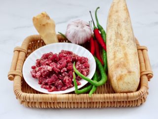 1、牛肉粒香辣藕丁,首先备齐所有的食材。