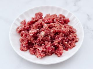 3、牛肉粒香辣藕丁,把所有食材混合搅拌均匀腌制半小时。