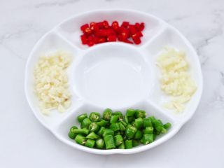 4、牛肉粒香辣藕丁,小米辣和青荆条切圈,大蒜和姜切末。