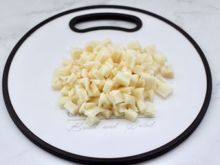 5、牛肉粒香辣藕丁,藕去外皮洗净后切小丁。