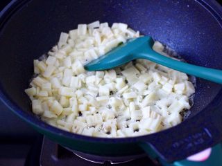 6、牛肉粒香辣藕丁,锅中倒入食用油烧热,把藕丁倒入锅中,小火慢慢煎至金黄色盛出。
