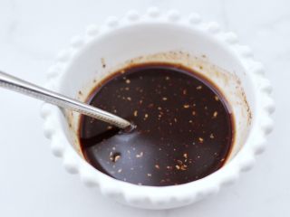 7、牛肉粒香辣藕丁,碗里倒入白糖和适量盐,生抽和豆瓣酱,适量的清水混合搅拌均匀,调料汁就做好了。