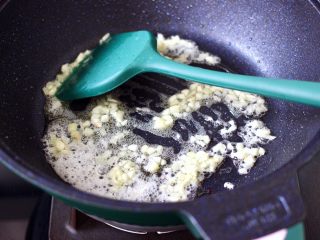 8、牛肉粒香辣藕丁,把煎藕丁的油烧热,先爆香蒜姜末。