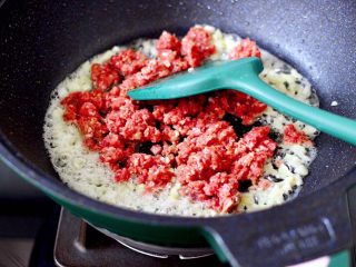 9、牛肉粒香辣藕丁,这个时候把腌制好的牛肉粒倒入锅中。