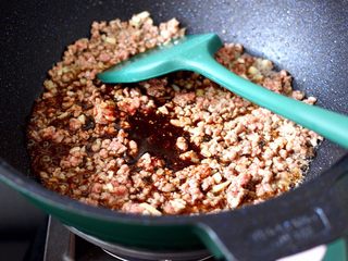 10、牛肉粒香辣藕丁,大火快速翻炒至牛肉粒变色断生,倒入调制好的调料汁。