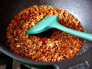 11、牛肉粒香辣藕丁,大火继续快速把牛肉粒翻炒至熟。