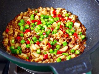 13、牛肉粒香辣藕丁,打开锅盖撒上小米辣和青荆条。