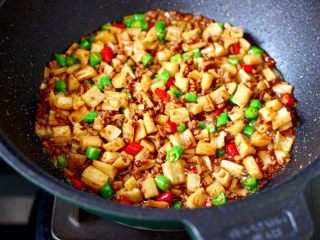 14、牛肉粒香辣藕丁,大火翻炒均匀即可关火。