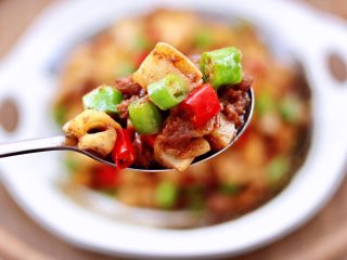 15、牛肉粒香辣藕丁,出锅咯~超级好吃的快手家常菜,吃上一口爽歪歪,我家的米饭遭罪咯~