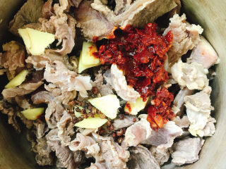 4、红焖牛肉,锅中放入姜片、花椒、豆瓣酱（有时间最好炒一下，口感更好，我时间来不及了所以直接炖了）