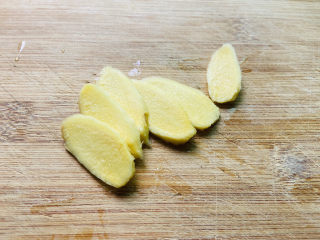 6、茶树菇排骨汤,生姜洗净去皮切片