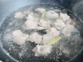 10、茶树菇排骨汤,大火烧开焯烫三分钟