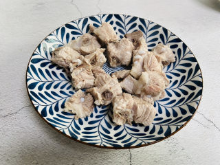 11、茶树菇排骨汤,捞起清洗干净控干水分