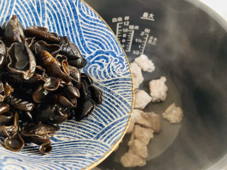 13、茶树菇排骨汤,倒入黑木耳