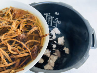 14、茶树菇排骨汤,倒入茶树菇