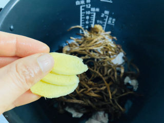 15、茶树菇排骨汤,放入姜片