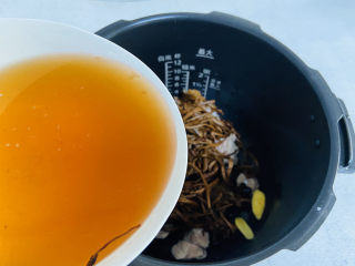 16、茶树菇排骨汤,倒入浸泡茶树菇的水
