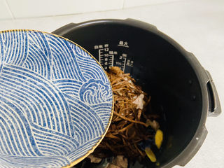 17、茶树菇排骨汤,倒入热水