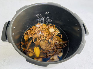 18、茶树菇排骨汤,水量莫过食材