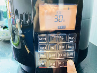 19、茶树菇排骨汤,摁骨头汤功能键开启煲汤模式约30分钟