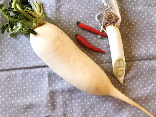 1、清蒸萝卜,准备食材