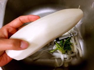 2、清蒸萝卜,长条白萝卜洗净削皮