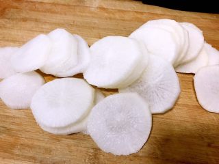 3、清蒸萝卜,削皮后得白萝卜切薄片