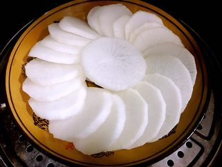 5、清蒸萝卜,码盘好的白萝卜放入蒸锅