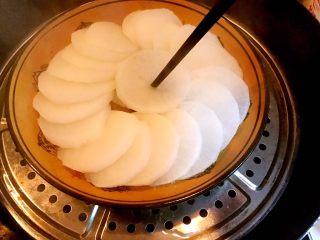 6、清蒸萝卜,水烧开后大火蒸十分钟左右（如果不是新鲜的萝卜，要适当延长蒸的时间，以用筷子一戳就烂为好）