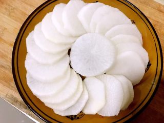 7、清蒸萝卜,乘热从蒸锅中取出，将盘子里蒸出的萝卜汤汁倒掉