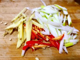 8、清蒸萝卜,辣椒，葱，姜切丝备用