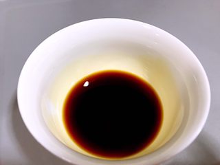 9、清蒸萝卜,用一个碗分别加入生抽，米醋、盐，糖并根据自己喜好的口感调节味道和用量