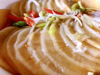 12、清蒸萝卜,将热油淋在三丝上，爆出香味